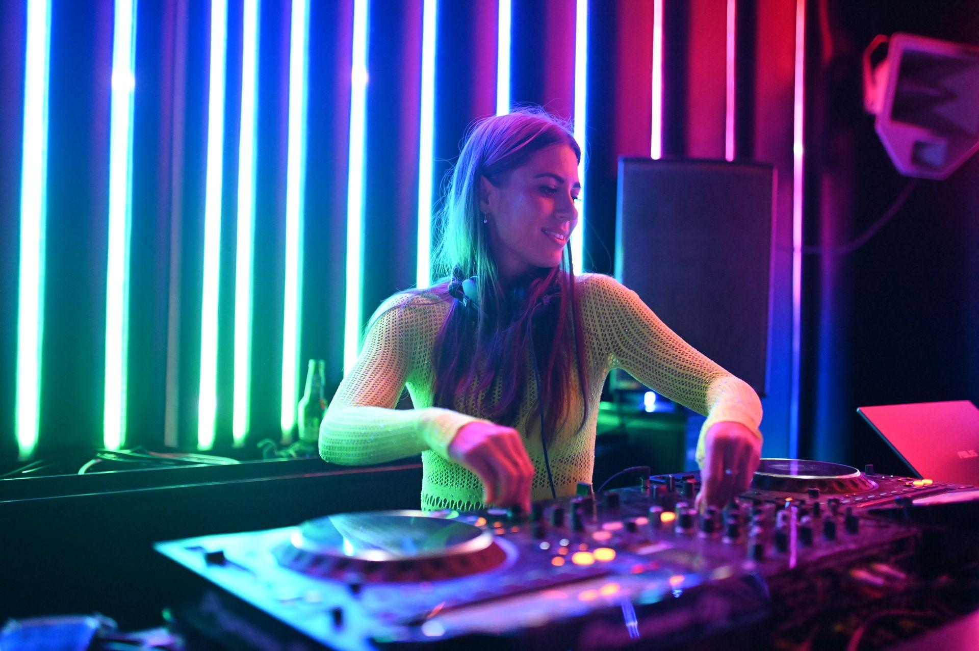 Stephy Longueira Performance 1